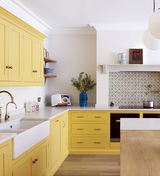 Cocina color amarillo claro