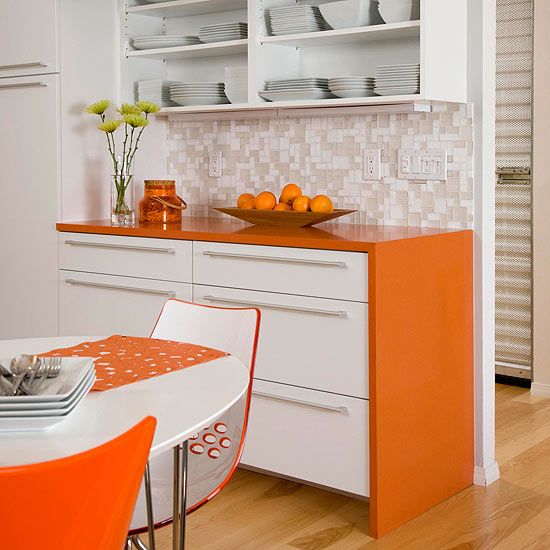 Cocina con detalles en color naranja.