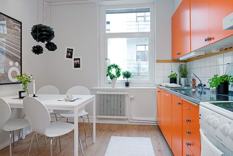 Cocina con gabinetes color naranja.