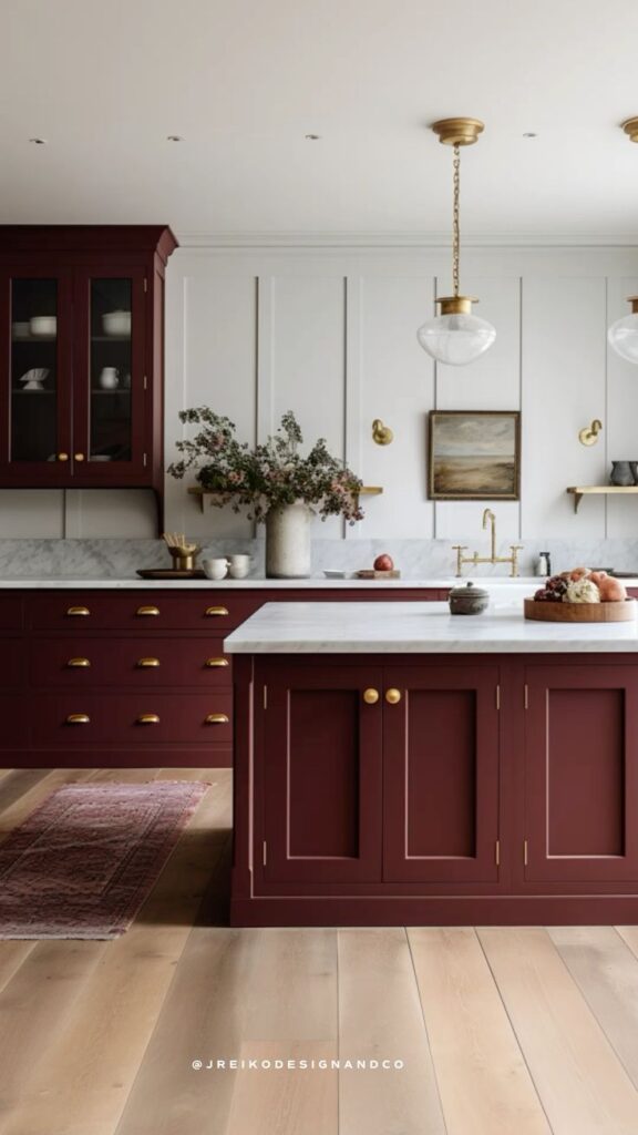 Cocina con gabinetes color rojo quemado.