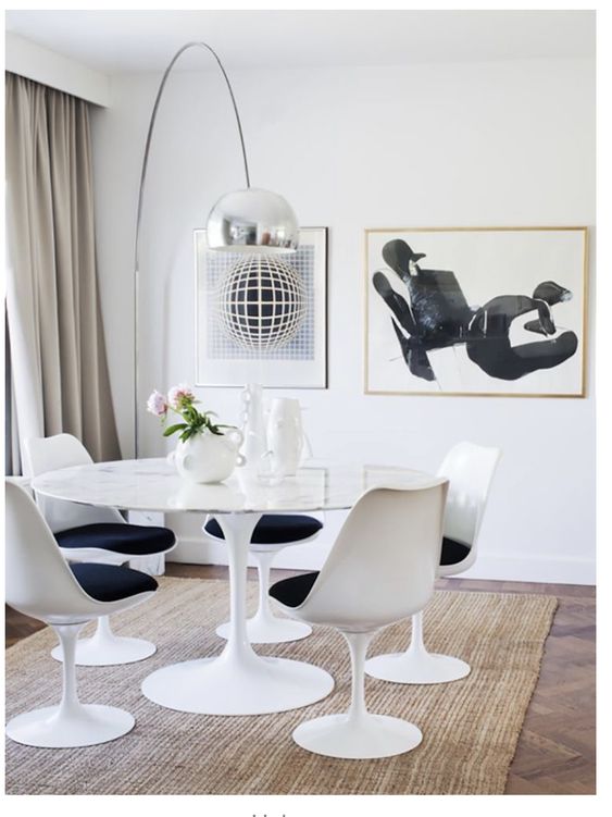 Antecomedor con silla de diseñador icónica Tulip con asiento negro.