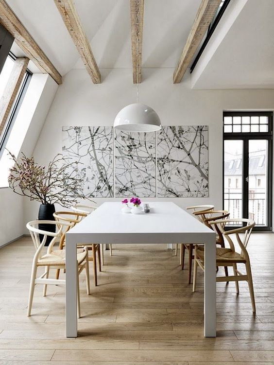 Comedor con mesa blanca y silla de diseñador icónica Wishbone