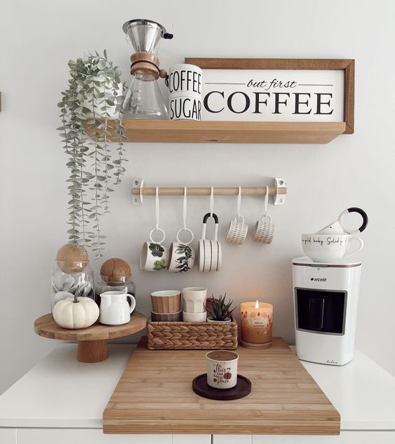 Decoración de estación de café en casa con letreros, tazas y plantas