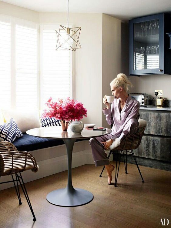 Estación de café en casa, con mesa tulip