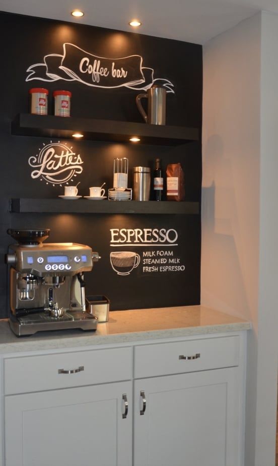 Pequeña estación de café en casa con pizarra negra estilo cafetería