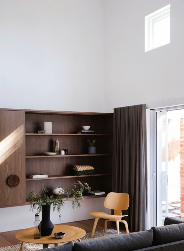 Sillas icónicas En esta sala de colores neutros y café en su mayoría, vemos a la silla LCW