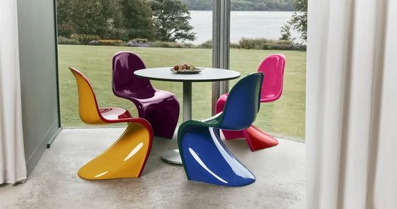 Antecomedor con 4 sillas de diseñador icóncas Panton en cuatro diferentes colores.