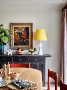 Decoración de antecomedor con mueble vintage, decoración en tendencia 2025